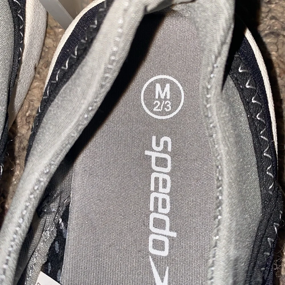Speedo water shoes brand new never worn size M 2/3